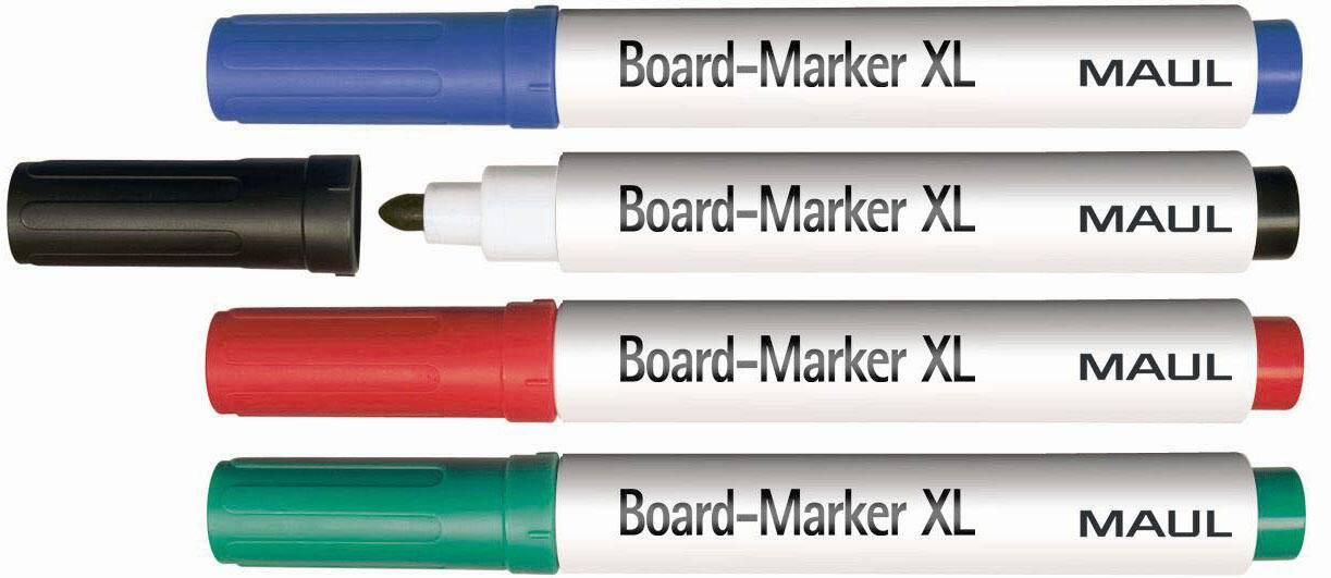 Vier MAUL Board-Marker XL Marker in Blau, Schwarz, Rot und Grün, horizontal angeordnet mit abgenommenen oder teilweise entfernten Kappen.