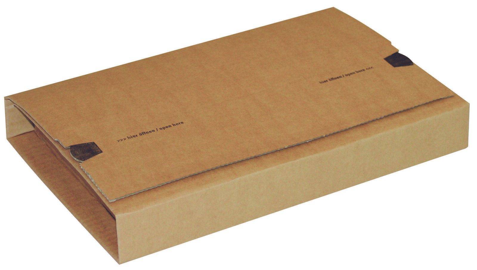 Geschlossene braune Kartonversandbox mit schwarzen Eckklappen auf weißem Hintergrund.