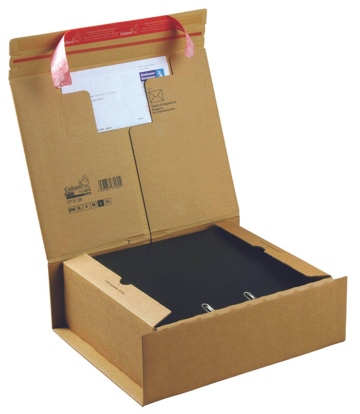 Eine offene Papierpappversandbox mit einem Dokumentenumschlag darin und schwarzem Verpackungsmaterial darunter, auf weißem Hintergrund dargestellt.
