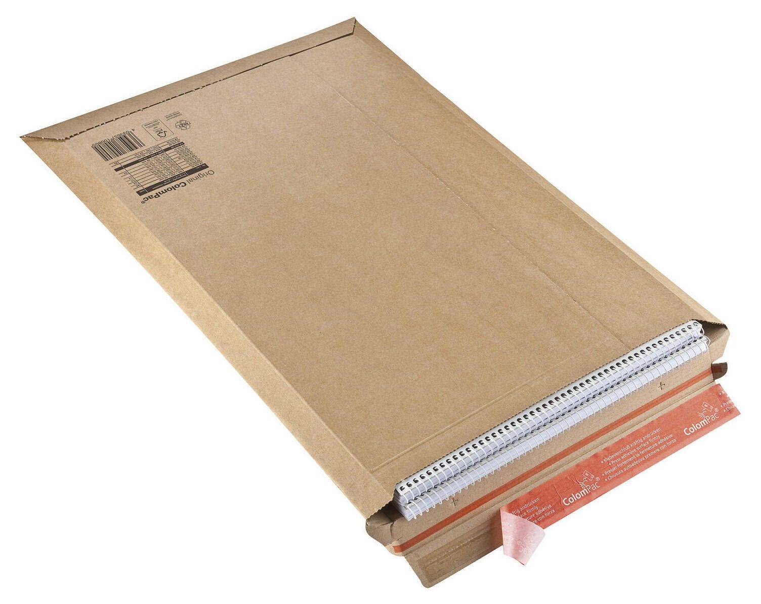 Geschlossener Kartonumschlag mit einem spiralgebundenem Notizbuch und rotem Versandbegleitzettel, der teilweise in der Öffnung sichtbar ist, isoliert auf weißem Hintergrund