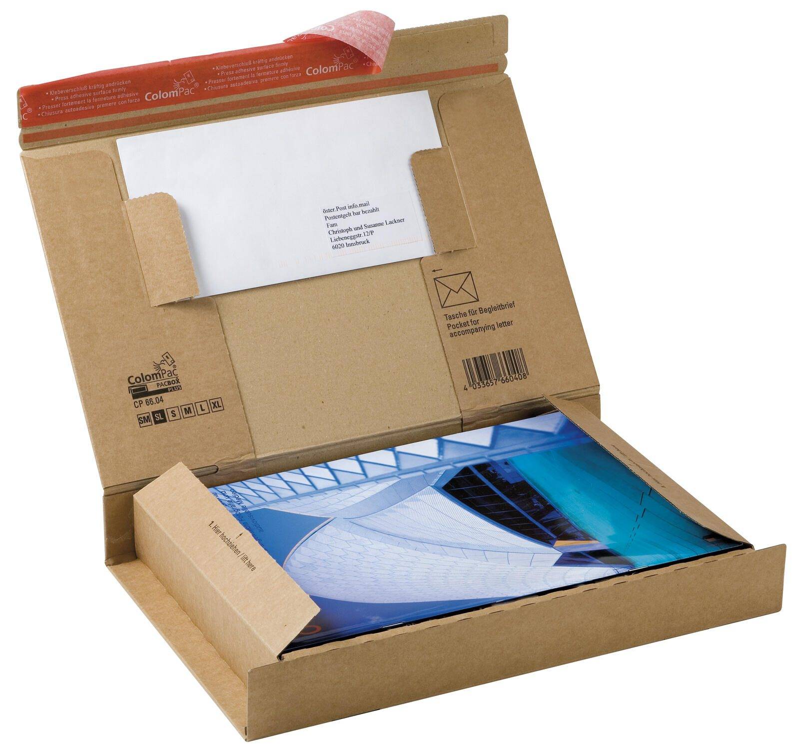 Öffnen Sie den Kartonversandumschlag mit einem weißen Umschlag und einem bedruckten Foto im Inneren.