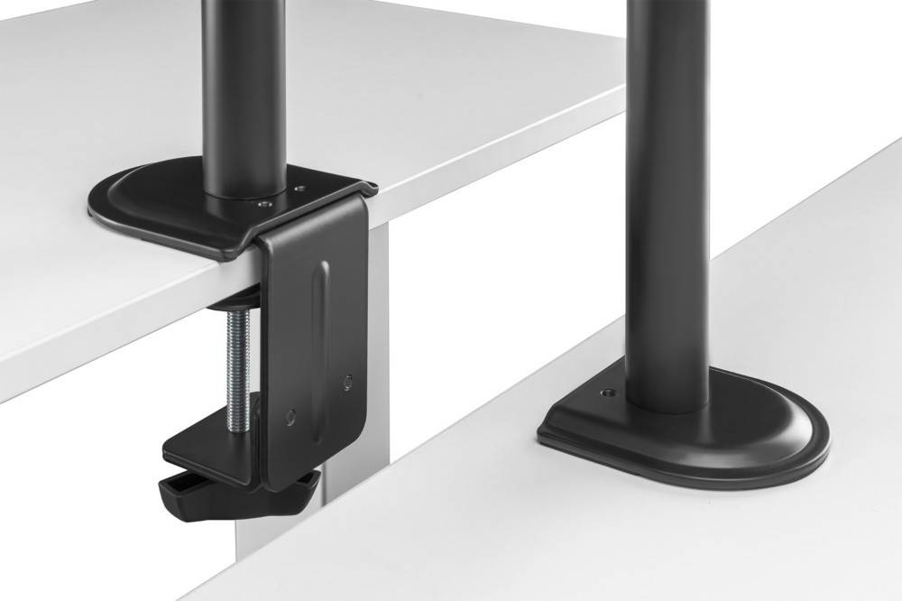 Eine Schreibtischklemme befestigt fest einen Metallstützpfosten an einem weißen Schreibtisch und demonstriert Stabilität und Unterstützung für Montagegeräte.
