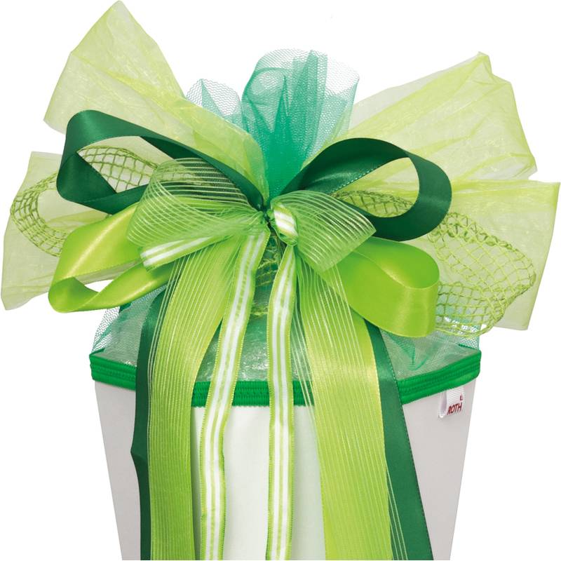 Eine Geschenkbox, eingewickelt in grün-weißes Papier mit einer großen grünen Schleife obenauf.