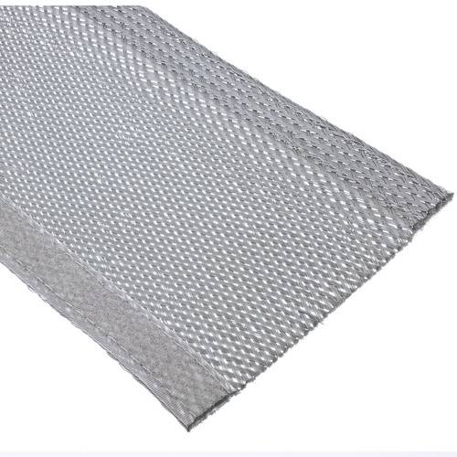 Ein strukturiertes Blech aus perforiertem Metall mit rautenförmigen Mustern, wahrscheinlich für industrielle oder architektonische Anwendungen verwendet.