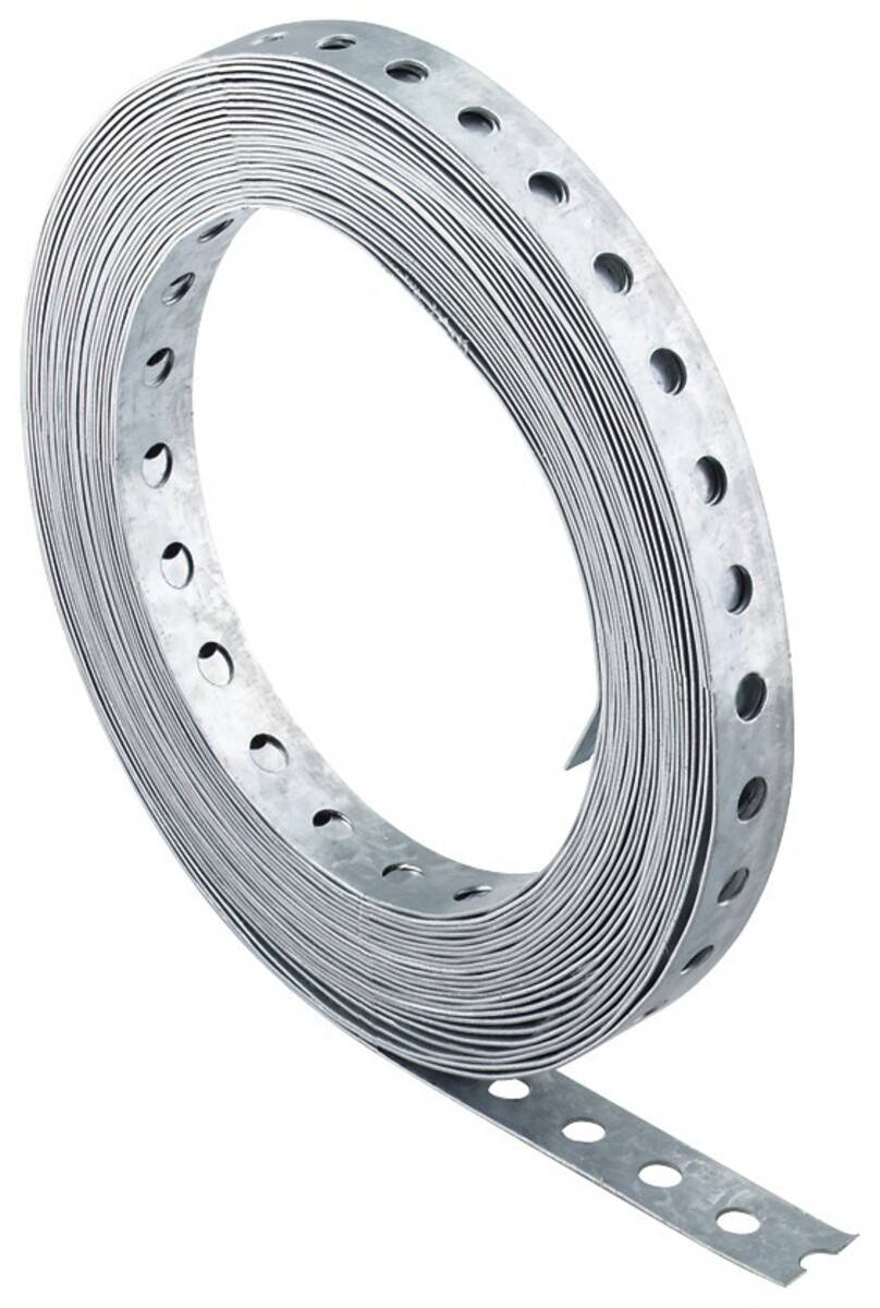 Eine Rolle gelochten Metallbandes, die zum Befestigen oder Abstützen verschiedener Baumaterialien verwendet wird, vor einem weißen Hintergrund.