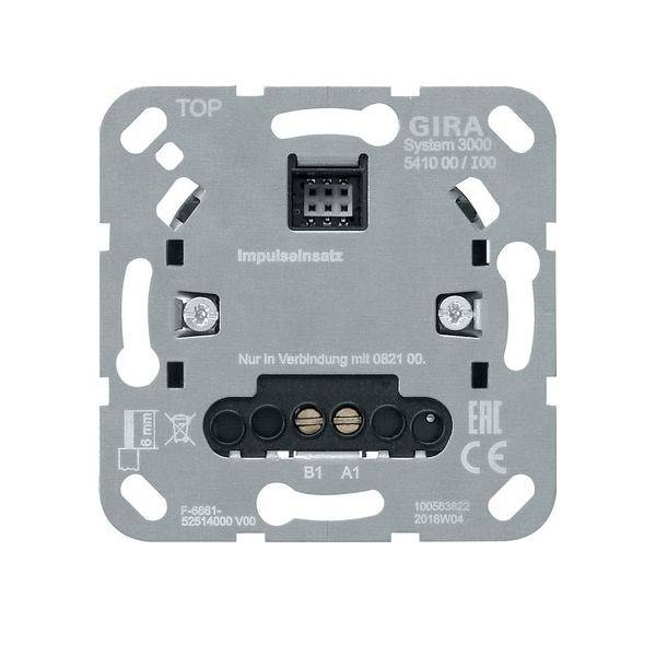 Gira System 3000 Impulstaster mit Schemazeichnung, mit Anschlusspunkten B1 und A1, gekennzeichnet als 'Oben'.