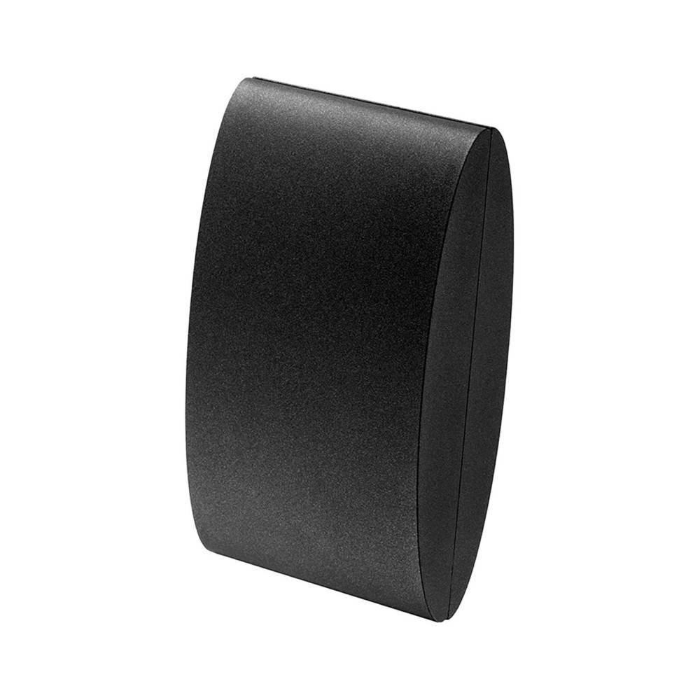 Ein schwarzer, rechteckiger Lautsprecher mit einer gewölbten Front und glatter Oberfläche, entwickelt für die Wandmontage in Innen- und Außenbereichen.