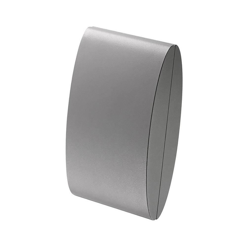 Eine elegante, moderne, silberne Wandleuchte mit glatter, geschwungener Form, wahrscheinlich für Innen- oder Außenbeleuchtung geeignet.