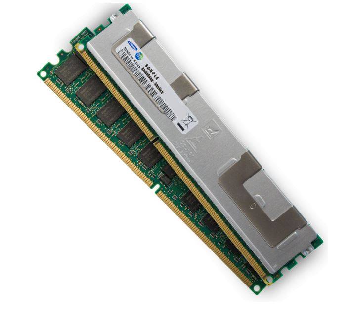 Computerarbeitsspeichermodul mit grüner Leiterplatte und silberner Wärmeverteiler auf weißem Hintergrund