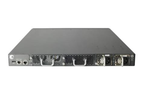 Rückansicht einer in einem Rack eingebauten Server-Appliance mit mehreren Netzwerkports, Stromverbindungen, Belüftungsgittern und Griffverriegelungen.
