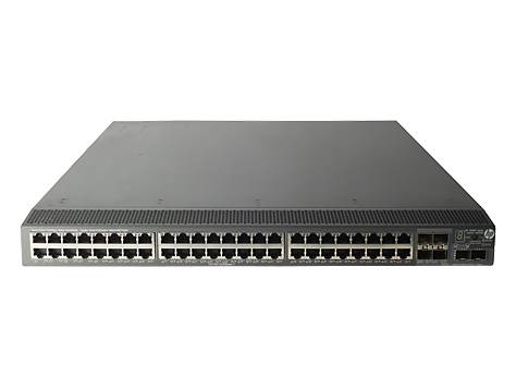 Vorderansicht eines Netzwerk-Switches mit mehreren Ethernet-Anschlüssen und einigen Uplink-Steckplätzen auf einem Rackmount-Metallgehäuse.