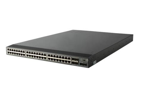 Vorderansicht eines in ein Rack eingebauten Netzwerk-Switches mit vielen Ethernet-Anschlüssen auf weißem Hintergrund.