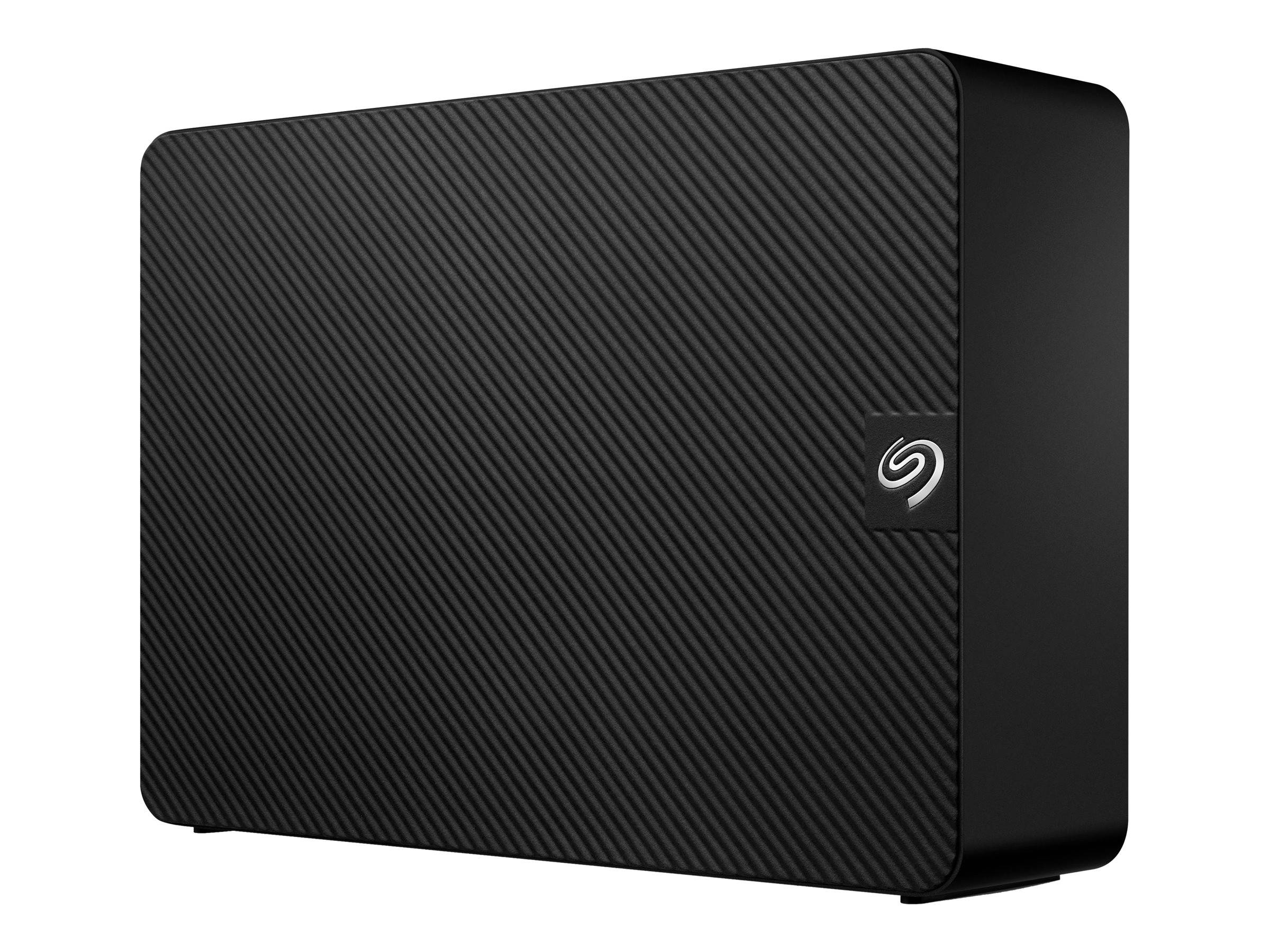 Schwarzes Seagate externes Festplattenlaufwerk mit strukturierter Frontplatte und Logo, dargestellt in Perspektive auf weißem Hintergrund.
