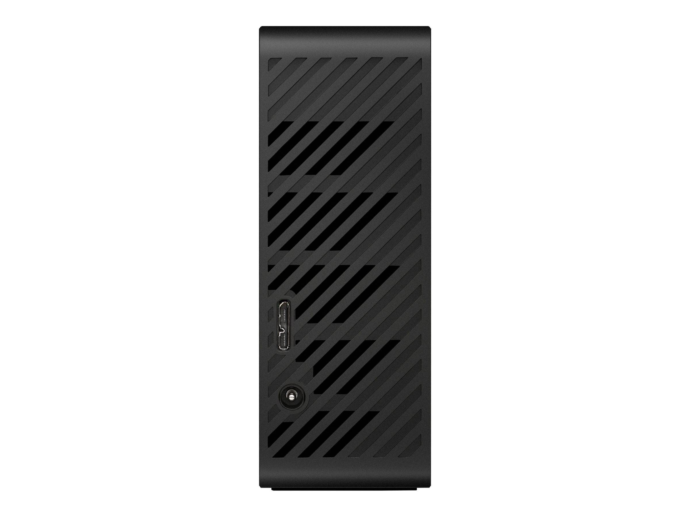Vorderansicht eines schwarzen Desktop-Computer-Towers mit diagonalen Lüftungsschlitzen und sichtbaren Seitenports in der Nähe der unteren linken Ecke.