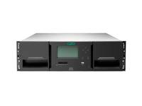 Vorderansicht eines Rack-Mount-Elektronikgeräts mit einem zentralen Display und zwei großen Laufwerkschächten auf weißem Hintergrund.