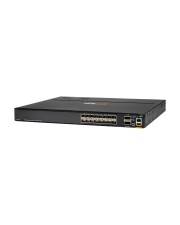 Schwarzer Netzwerk-Switch oder Router in einer Schrägansicht vor einem einfachen weißen Hintergrund, mit sichtbaren vorderen Ethernet-Anschlüssen.