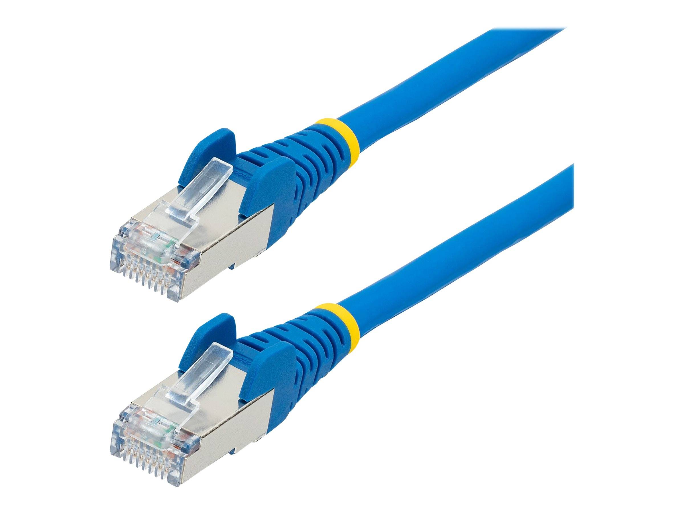 Zwei blaue Ethernet-Netzwerkkabel mit RJ45-Steckern auf weißem Hintergrund.