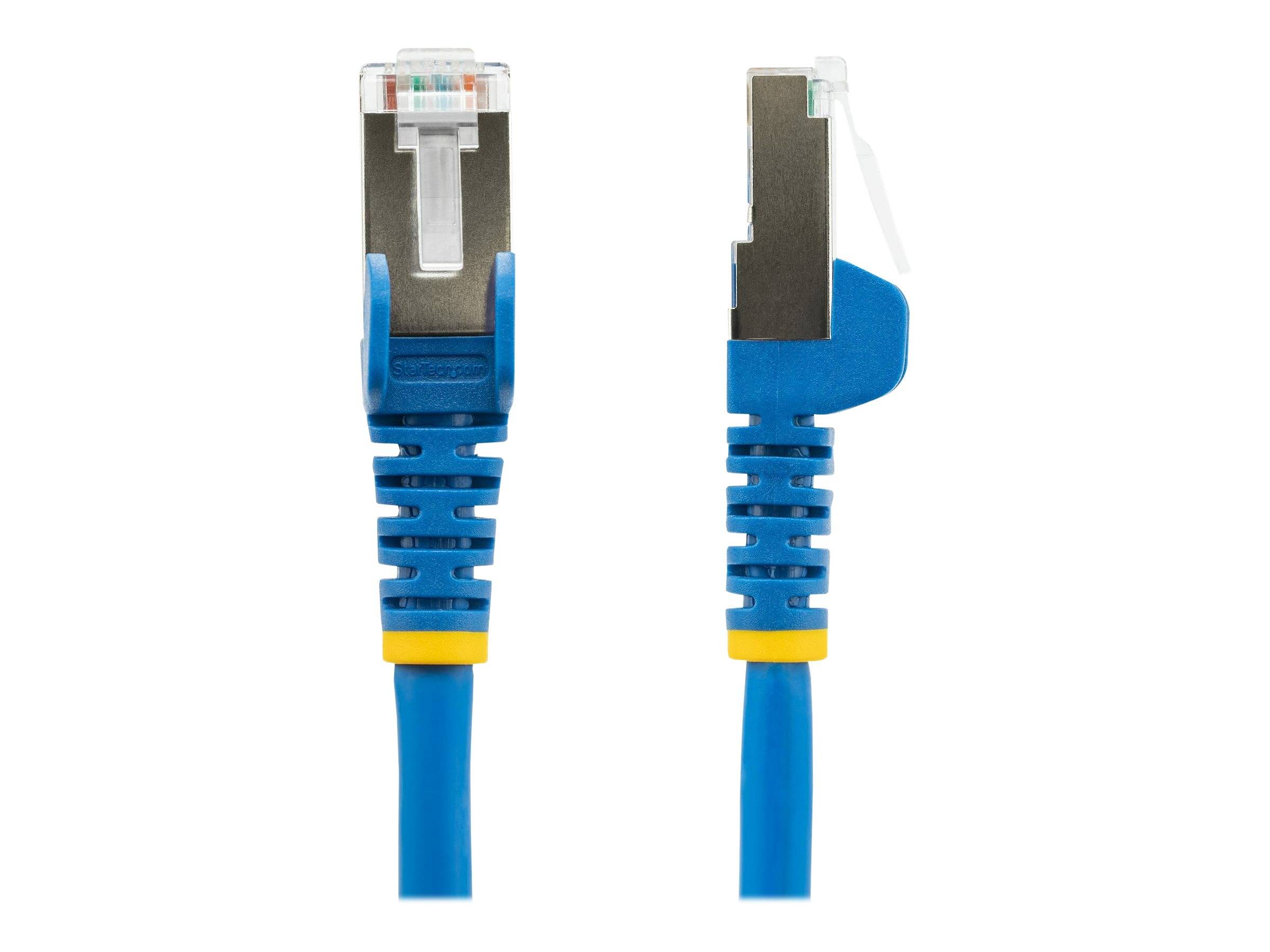 Zwei Ansichten eines blauen Ethernet-Netzwerkkabels mit einem RJ45-Stecker auf weißem Hintergrund.
