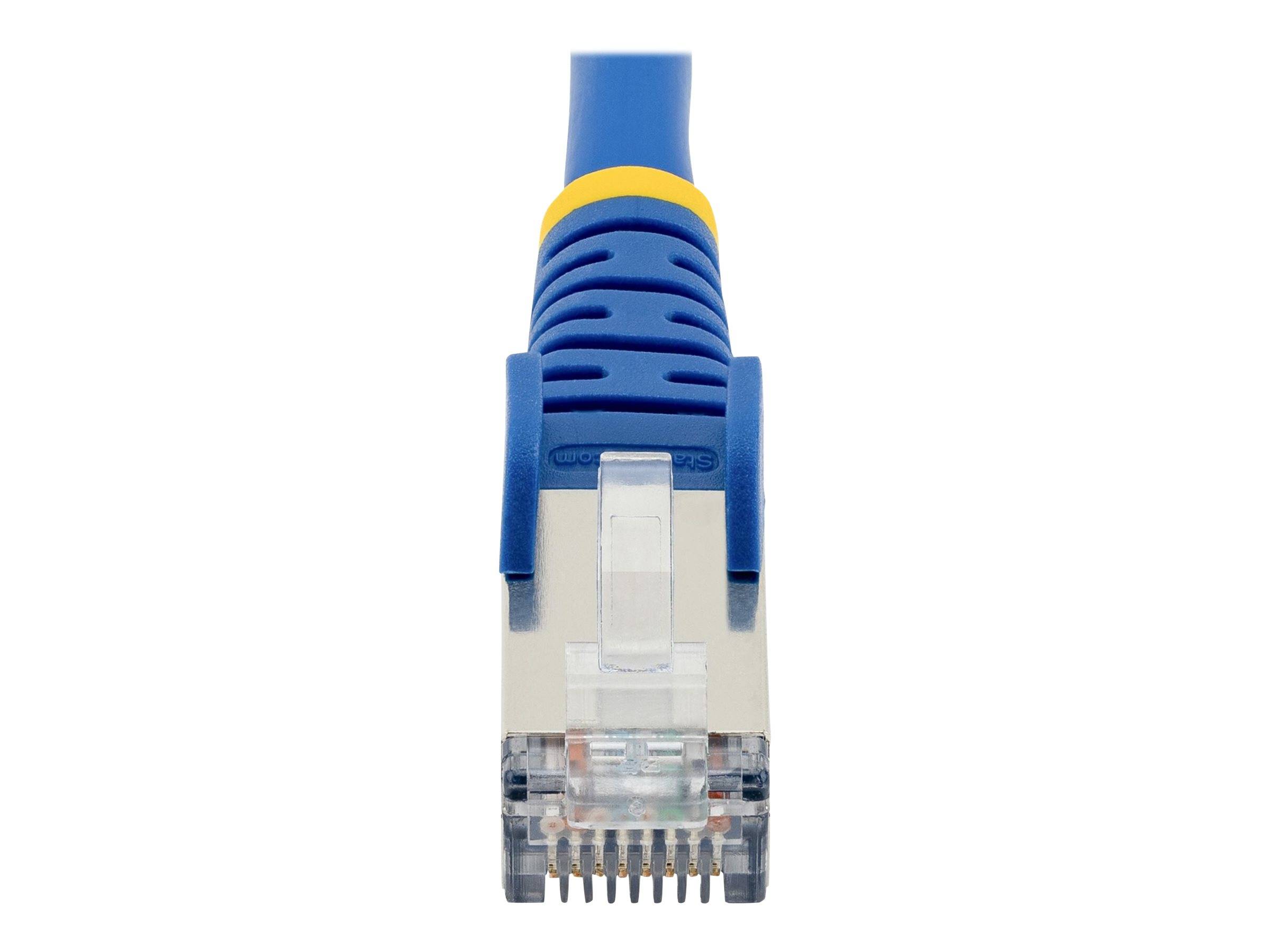 Nahaufnahme eines blauen Ethernet-Netzwerkkabelsteckers mit vergoldeten Kontaktstiften.