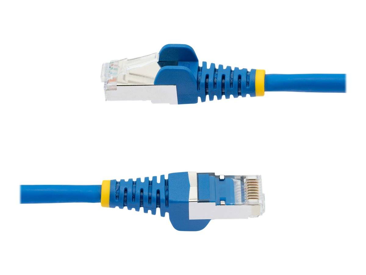 Zwei blaue Ethernet-Kabel mit RJ45-Steckern, nebeneinander auf weißem Hintergrund dargestellt.
