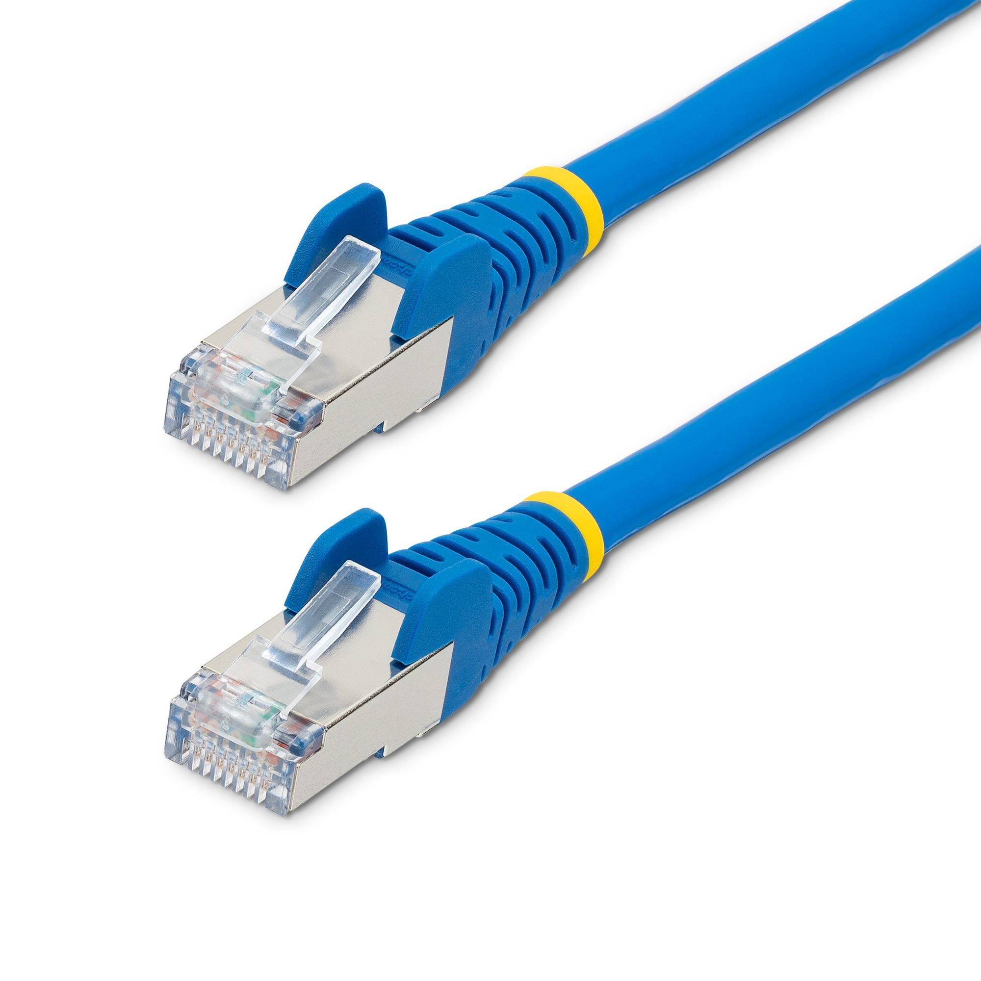 Zwei blaue Ethernet-Kabel mit RJ45-Steckern auf weißem Hintergrund.