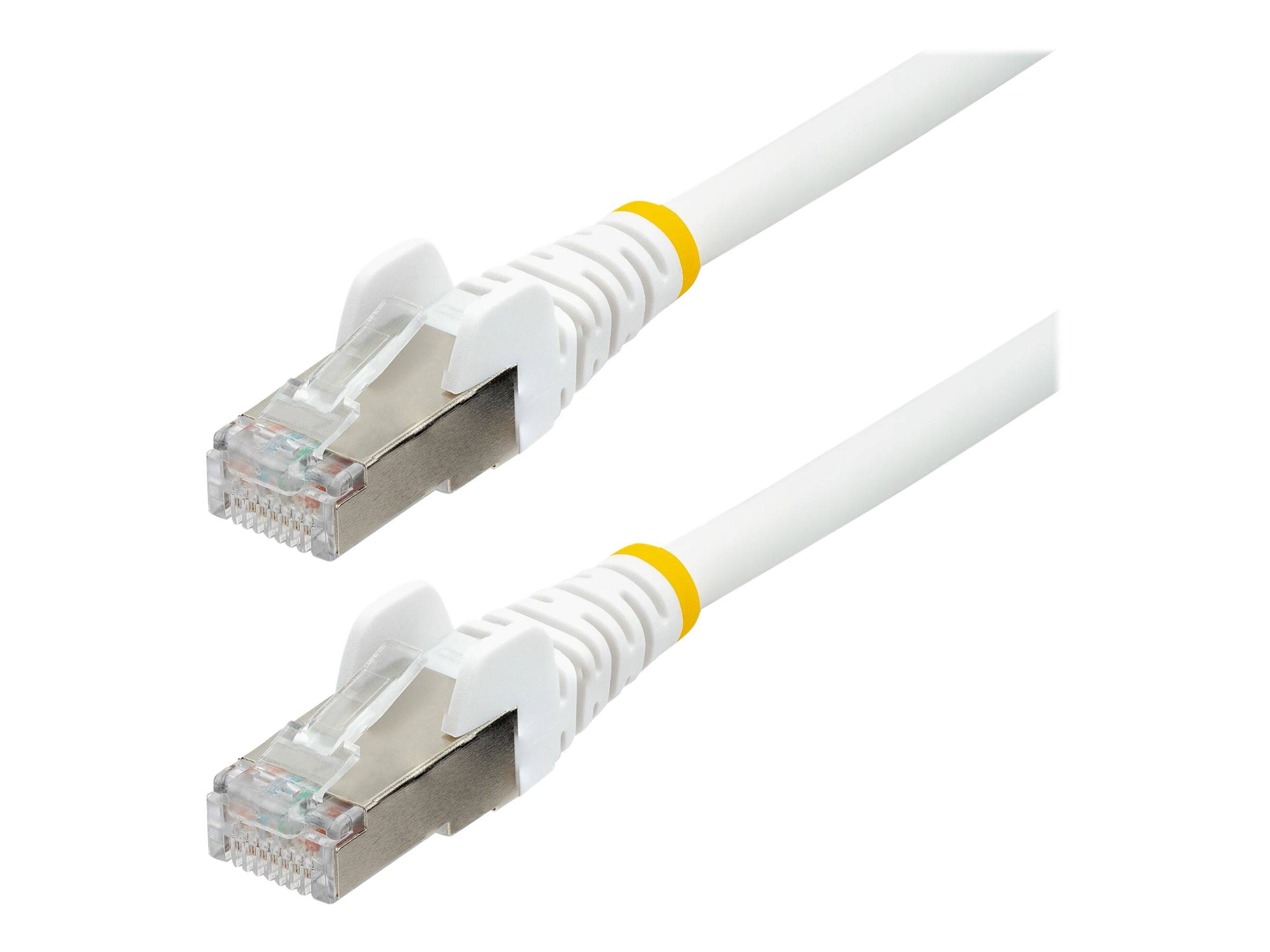 Zwei weiße Ethernet-Netzwerkkabel mit RJ45-Steckern auf weißem Hintergrund.