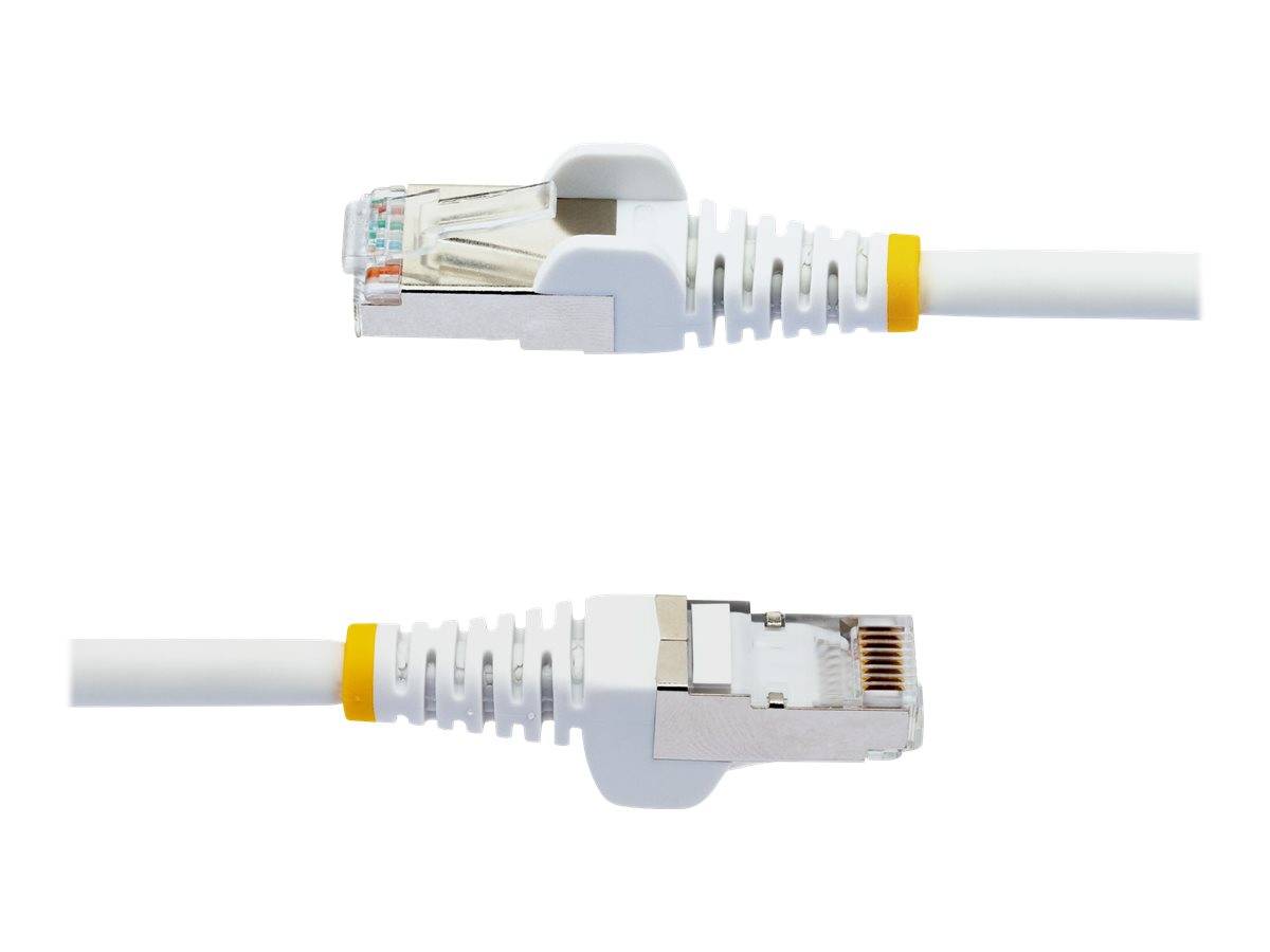 Zwei Nahaufnahmen eines Ethernet-Kabels mit RJ45-Stecker, die den Stecker von beiden Seiten auf weißem Hintergrund zeigen.