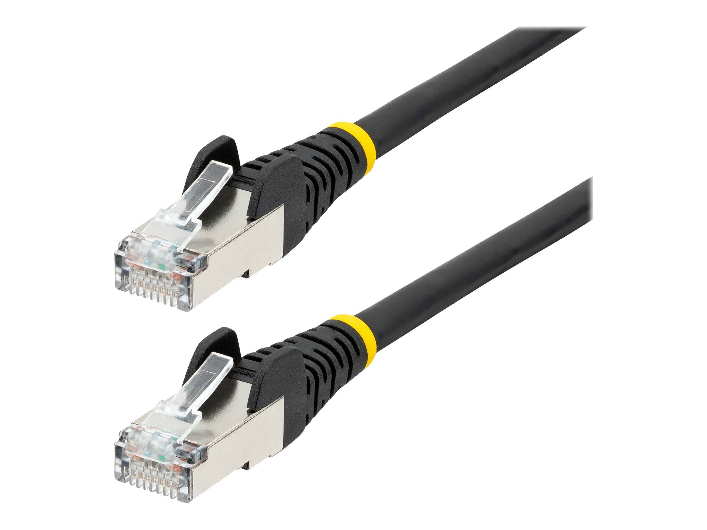 Zwei schwarze Ethernet-Kabel mit transparenten RJ45-Steckern auf weißem Hintergrund.