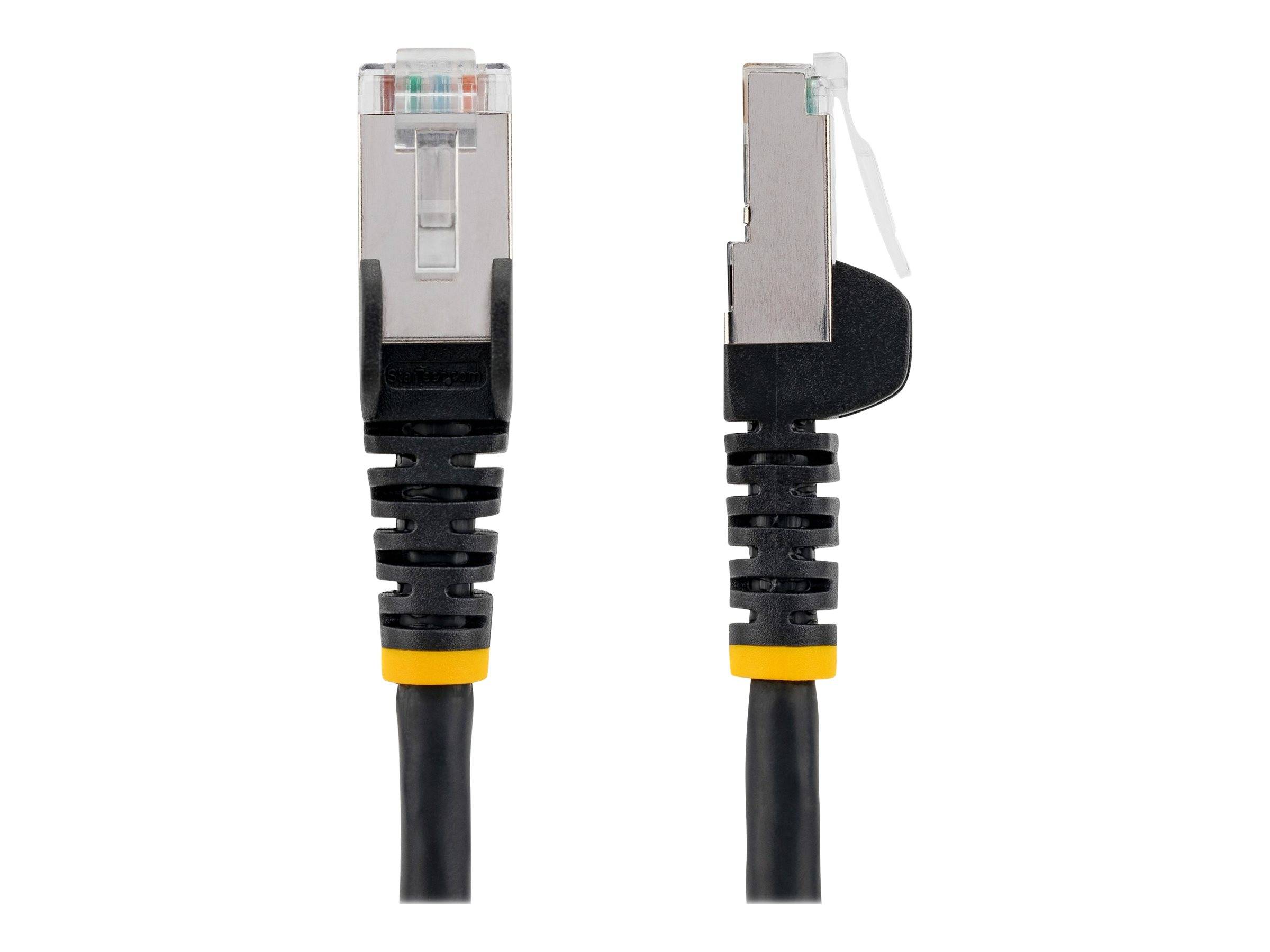 Nahaufnahme eines Ethernet-Netzwerkkabels mit RJ45-Stecker von vorne und von der Seite auf weißem Hintergrund gezeigt.