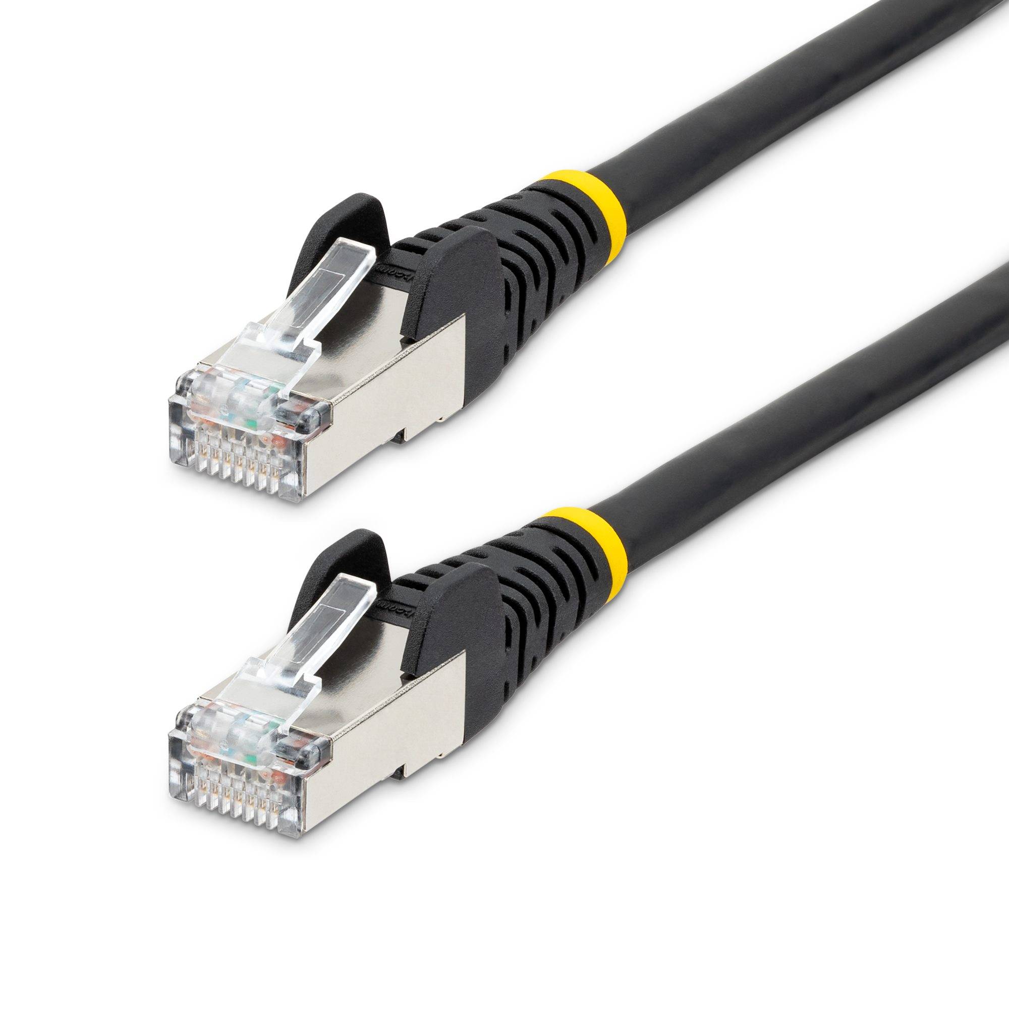 Zwei Ethernet-Netzwerkkabel mit RJ45-Steckern auf weißem Hintergrund.