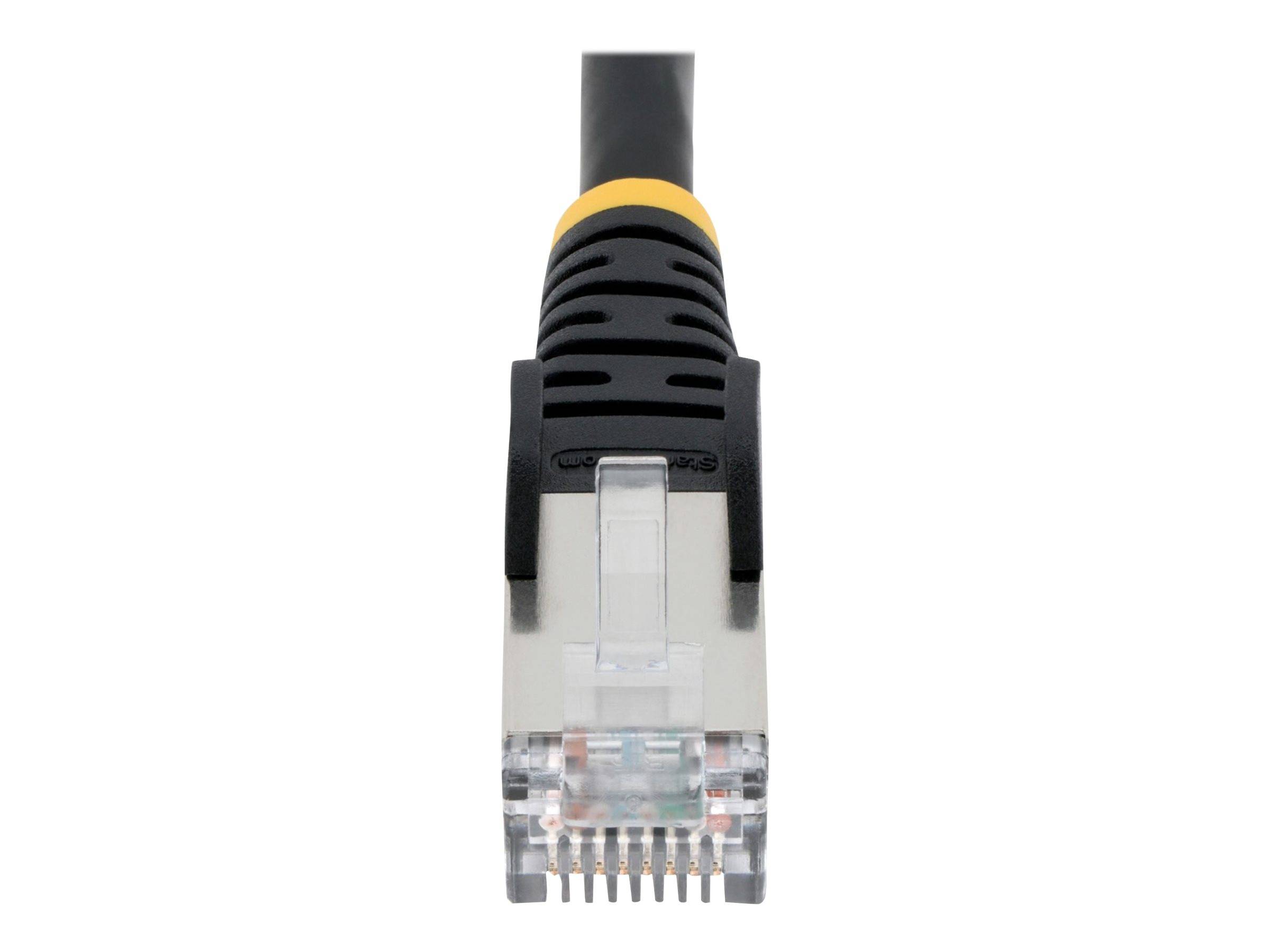 Nahaufnahme eines Ethernet-Kabelsteckers mit einem klaren RJ45-Stecker und schwarzer Schutzkappe auf weißem Hintergrund.