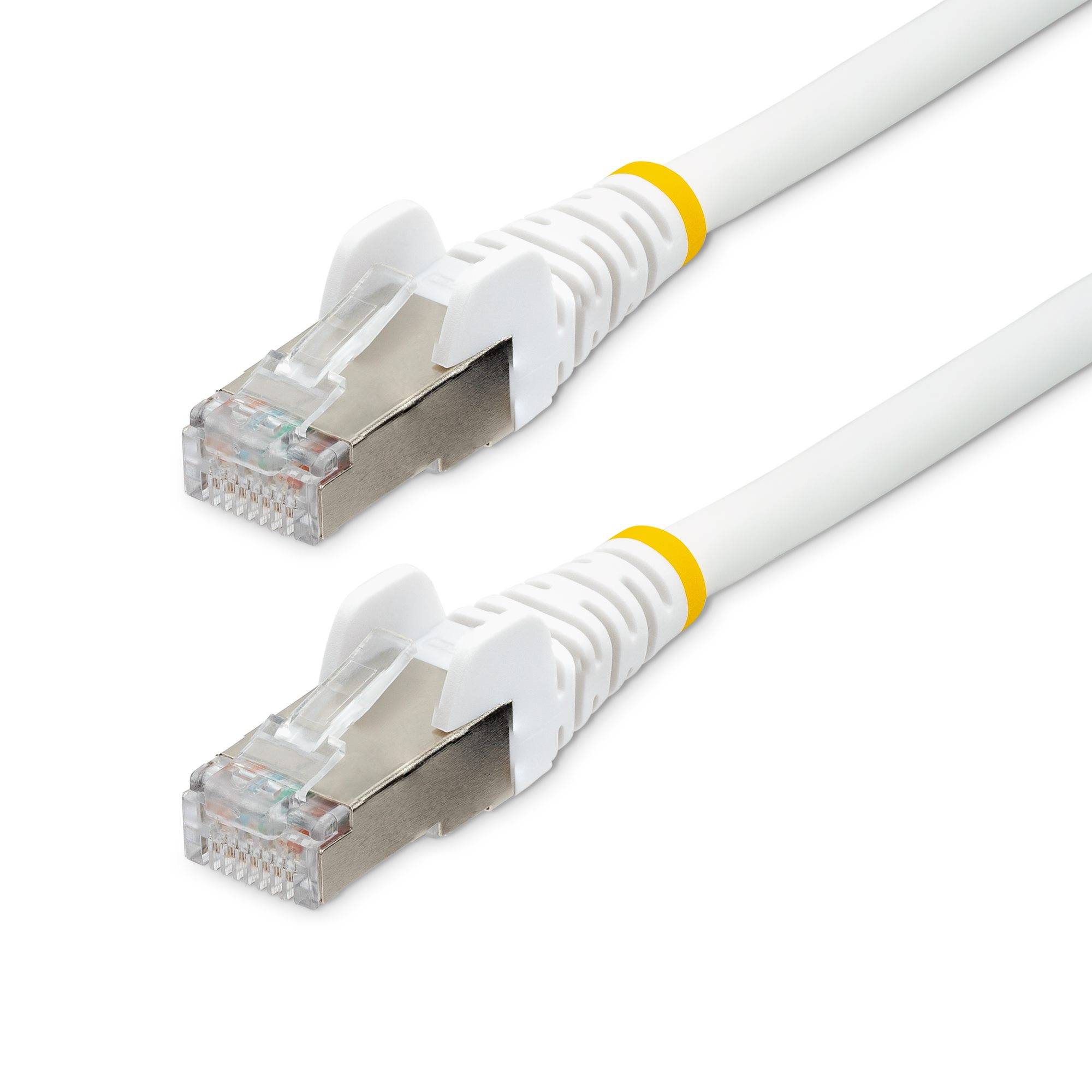 Zwei weiße Ethernet-Kabel mit RJ45-Steckern auf weißem Hintergrund.