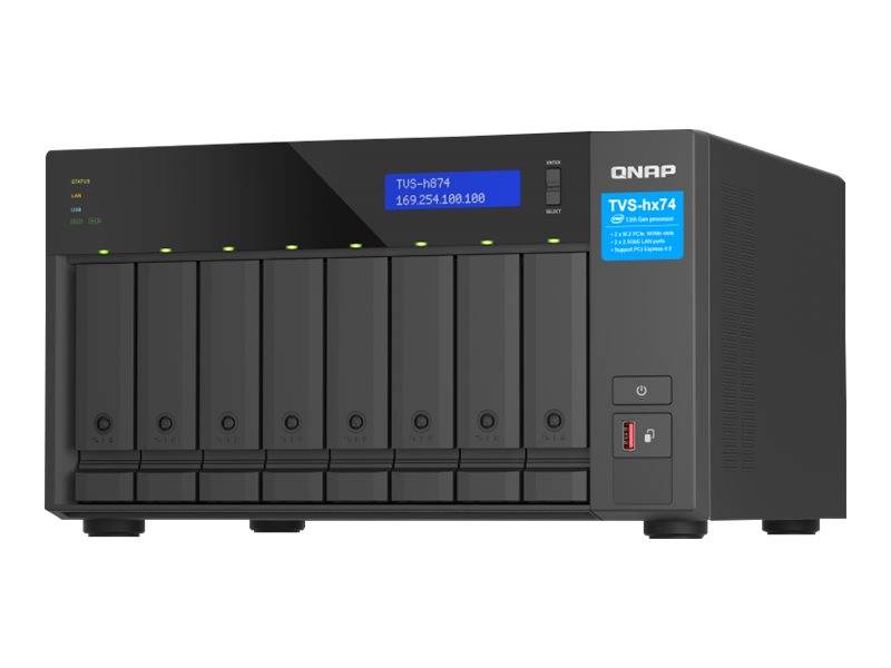 Vorderansicht eines QNAP TVS-hx74 NAS-Speicherservers mit acht Festplattenschächten und einem kleinen blauen Statusdisplay, das den Gerätenamen und die IP-Adresse anzeigt.