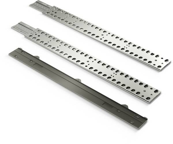 Drei lange Metallschienen mit Perforationen, zwei silberne und eine dunkelgrau, diagonal auf weißem Hintergrund dargestellt.