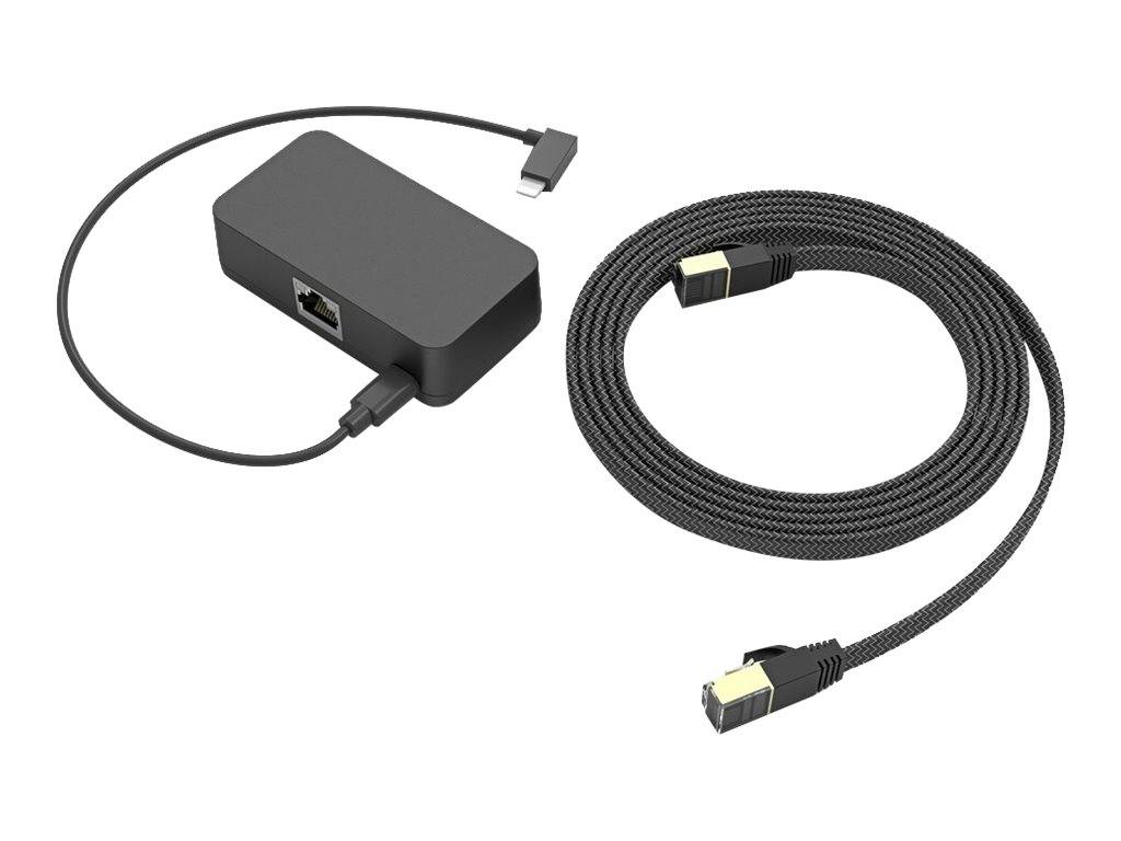 Ethernet-Adapter mit einem kurzen angebrachten Kabel und einem separaten spiralförmigen Ethernet-Kabel auf weißem Hintergrund.