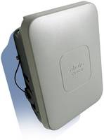 Nahaufnahme eines silbernen Cisco-WLAN-Zugangspunkts, der an einer Wand montiert ist, in perspektivischer Ansicht mit sichtbaren Seitenkabeln.