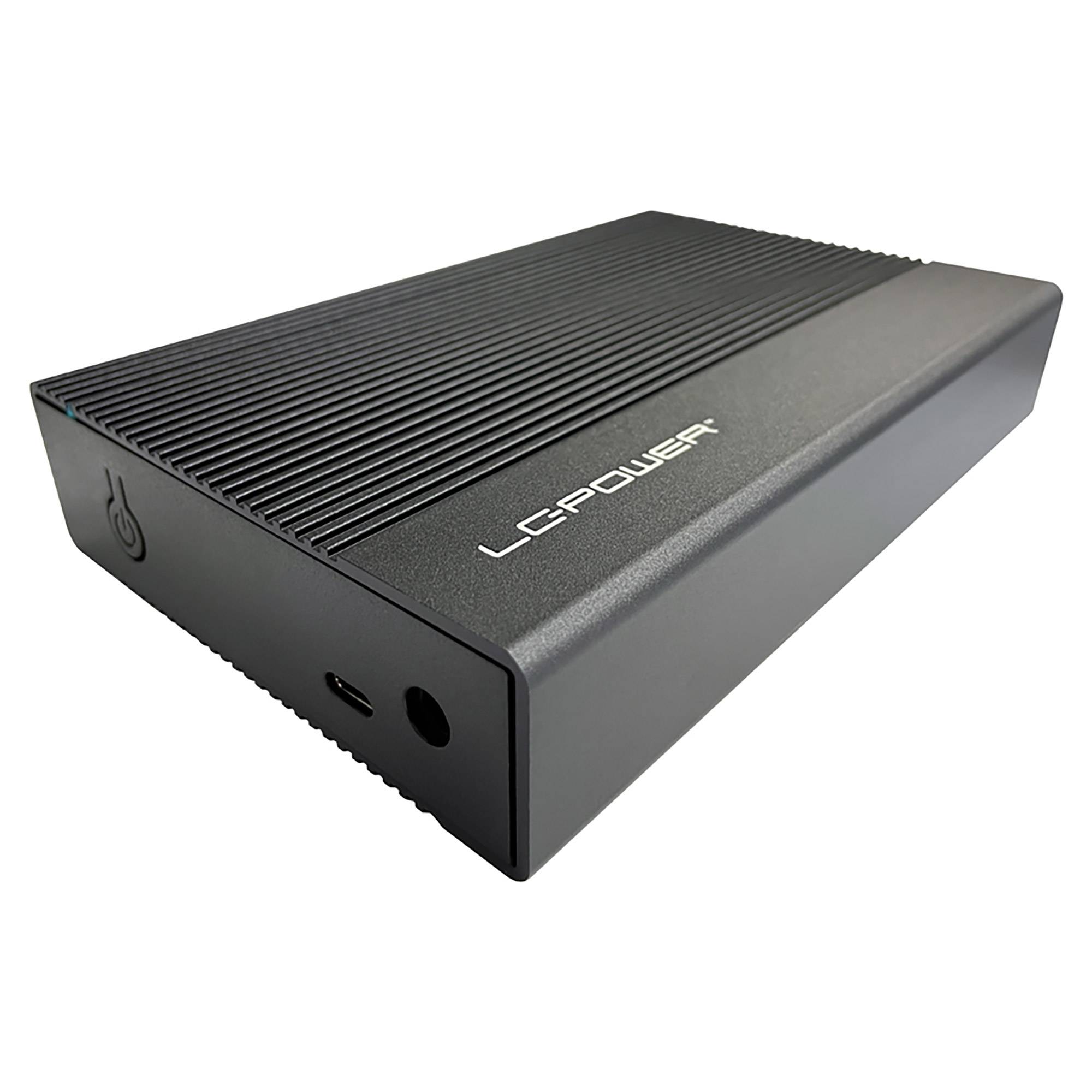 Schwarzes LC-Power externes Festplattengehäuse mit geripptem Deckel und vorderer Stromtaste, USB-C-Anschluss und rundem Steckeröffnung auf weißem Hintergrund