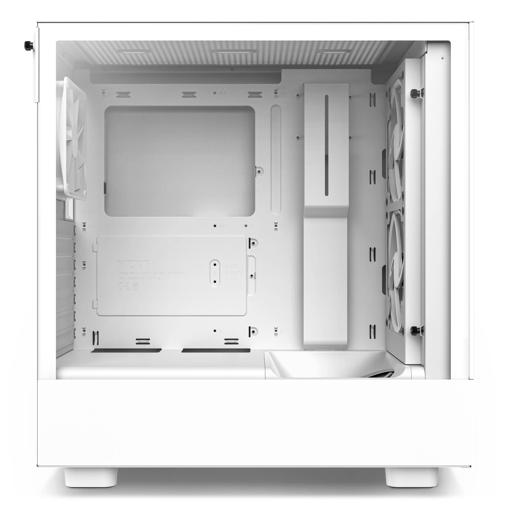 Offenes weißes Computergehäuse-Inneres mit leerer Hauptplatinen-Schiene, Stromversorgungsverkleidung und rückwärtige Kühlventilatoren sichtbar.