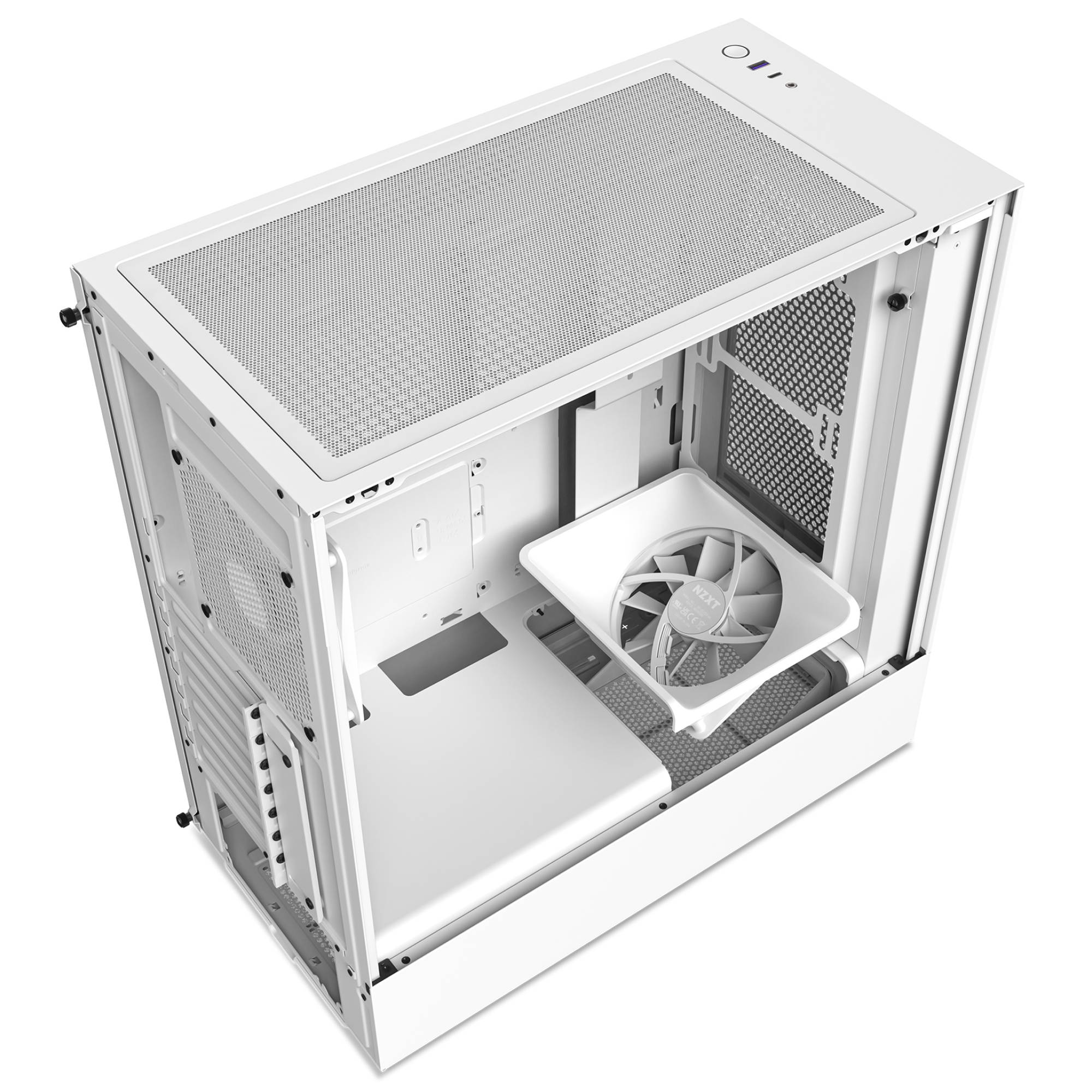 Offenes weißes Computergehäuse mit entferntem Seitenpaneel aus gehärtetem Glas, das einen einzelnen Gehäuselüfter zeigt, der auf weißem, sauberen Hintergrund montiert ist.