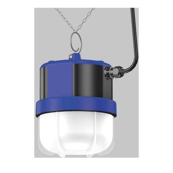 Eine blaue und schwarze industrielle Hängelampe mit einer weißen Schutzabdeckung, die an einer Kette und einem Kabel vor einem grauen Hintergrund hängt.