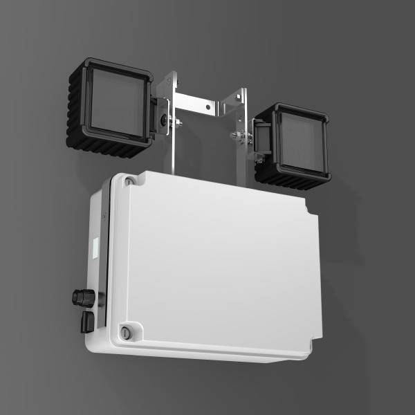 Wandmontiertes weißes Elektrogehäuse mit zwei schwarzen Flutlichtern auf einer Metallhalterung vor grauem Hintergrund.