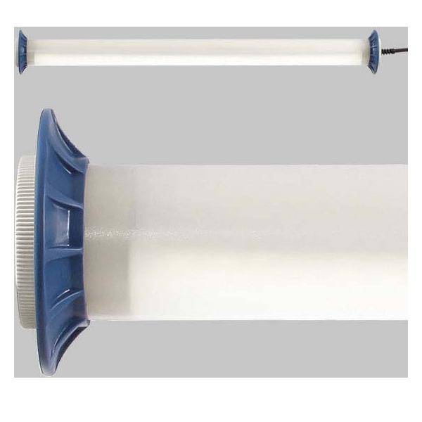 Eine Nahaufnahme einer weißen LED-Röhrenleuchte mit blauen Endkappen vor einem einfarbigen Hintergrund, die das Design und die Details der Leuchte zeigt.