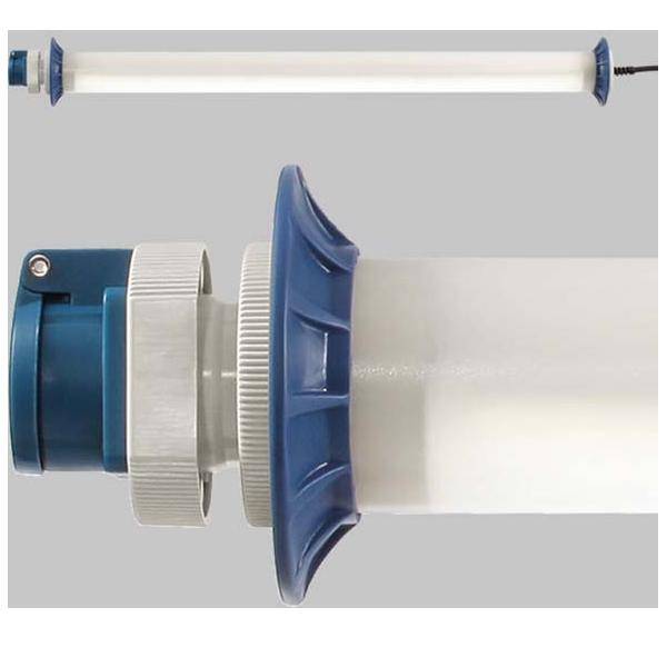 LED-Röhrenleuchte in Industriedesign mit blau-grauem Anschluss auf einer metallischen Basis, horizontal vor einem hellen Hintergrund positioniert.