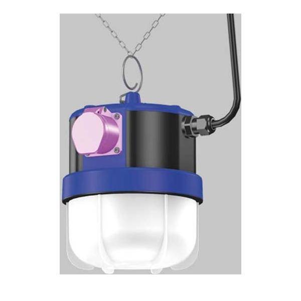 Hängende Industrielampe mit schwarzem und blauem Korpus, rosa Schalter und weißem Diffusor. An einer Kette und einem elektrischen Kabel befestigt.