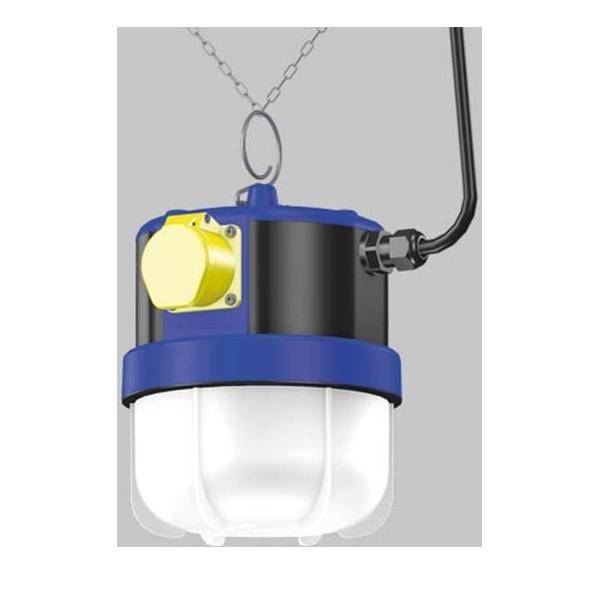 Industrielle Hängelampe mit schwarzer und blauer Gehäuseverkleidung, die mit weißem Licht leuchtet. Verbunden durch eine Kette und ein schwarzes Kabel.