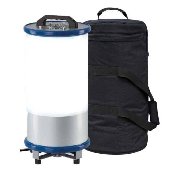 Eine zylindrische LED-Arbeitsleuchte mit einem Griff oben steht neben einem schwarzen Transportkoffer mit einem Trageriemen, der für Mobilität konzipiert ist.