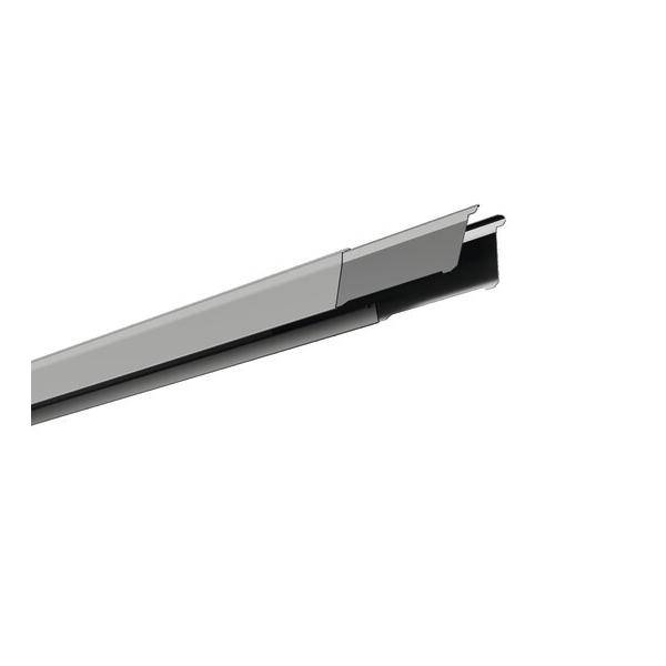 Eine schlanke, metallische Tür- oder Fensterplatte mit verlängertem Griff, die modernes Design und Funktionalität zur Schau stellt.