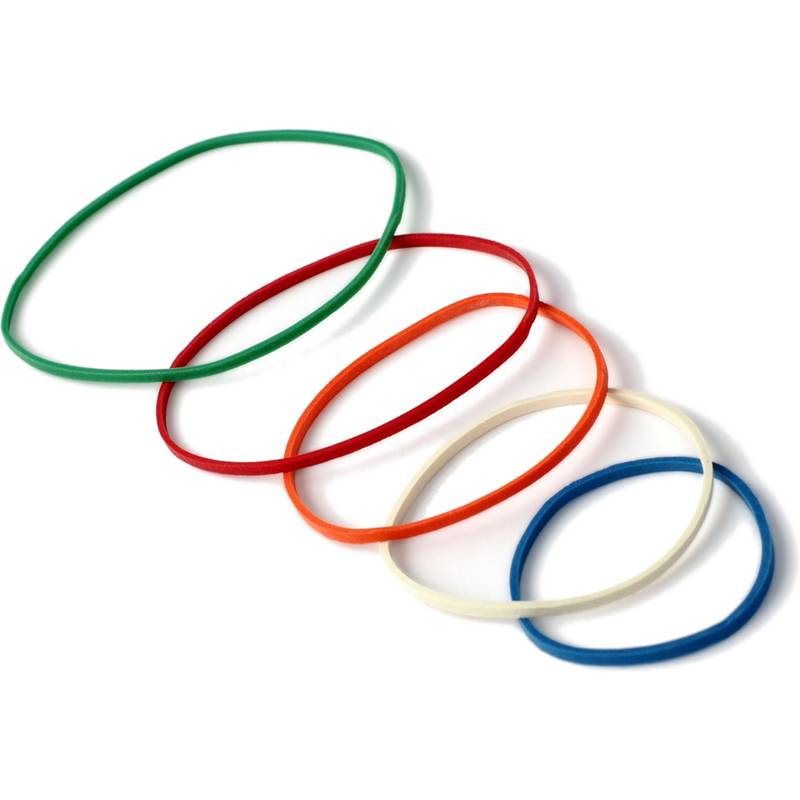 Vier farbige elastische Gummibänder - grün, rot, orange und blau - sind sich überlappend auf einem weißen Hintergrund angeordnet.