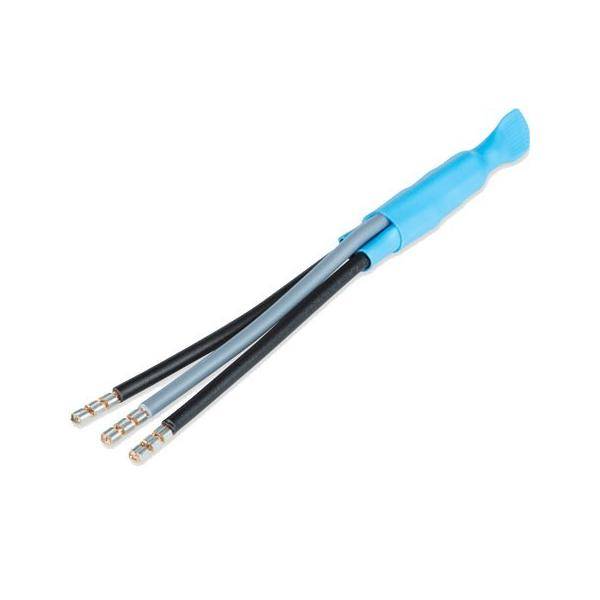 Blauer Stromstecker mit drei schwarzen Drähten und freigelegten Metallspitzen auf weißem Hintergrund.