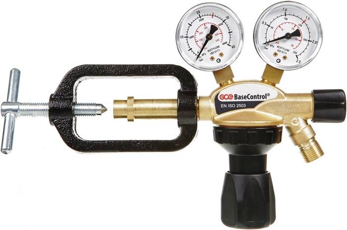 Druckregler mit zwei Manometern und einer Messingverschraubung, gekennzeichnet mit 'CCE BaseControl' und 'EN ISO 2503', mit Messwerten auf den Skalen.